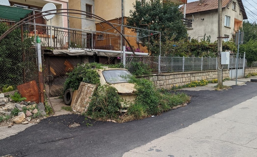 Автомобил който от дълги години стои на тротоара се превръща